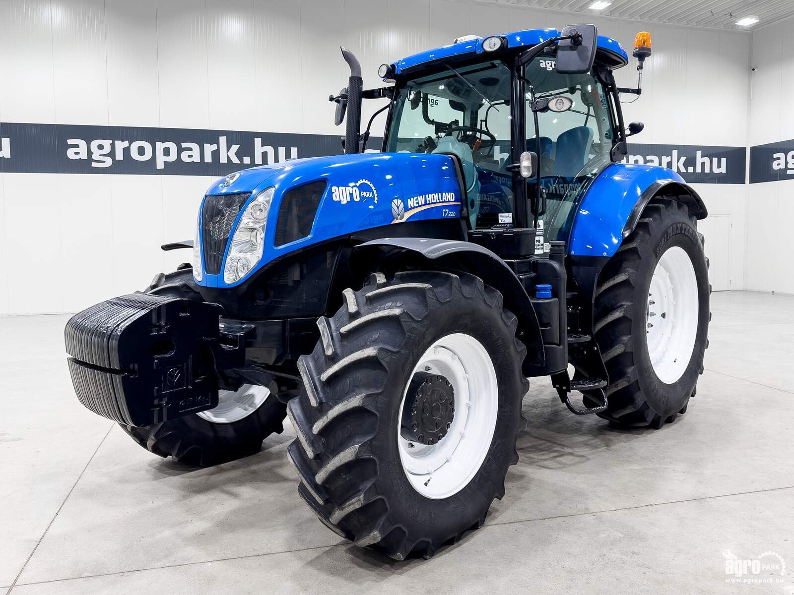 Traktor от тип New Holland T7.220, Gebrauchtmaschine в Csengele (Снимка 1)