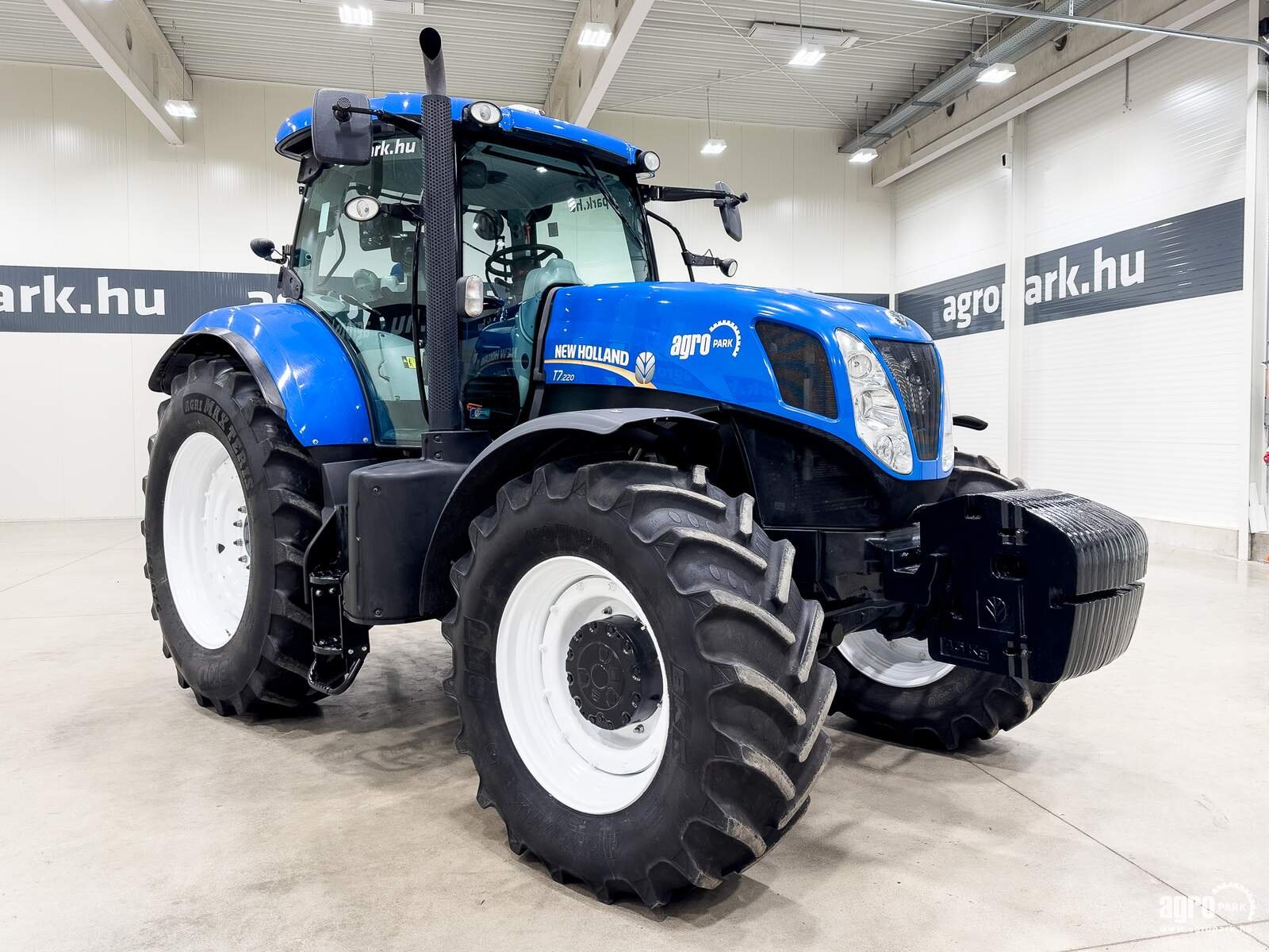 Traktor of the type New Holland T7.220, Gebrauchtmaschine in Csengele (Picture 2)