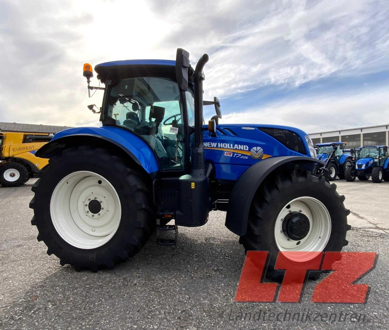 Traktor of the type New Holland T7.225 AC STAGE V, Neumaschine in Ampfing (Picture 3)