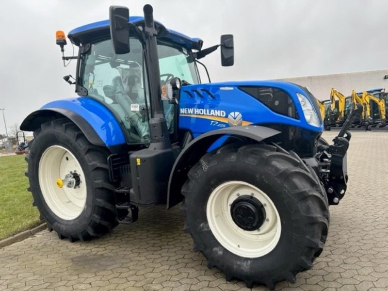 Traktor of the type New Holland T7.225 AC STAGE V, Gebrauchtmaschine in Hadsten (Picture 1)