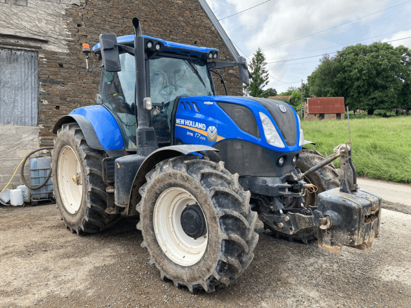 Traktor of the type New Holland T7.225 AC T4B, Gebrauchtmaschine in CONDE SUR VIRE (Picture 1)