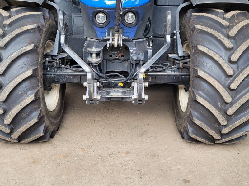 Traktor van het type New Holland T7.225 AC, Gebrauchtmaschine in Brunnen (Foto 1)