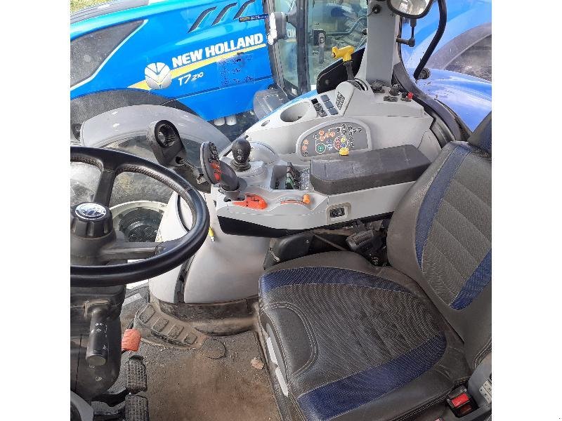 Traktor typu New Holland T7.225 AUT, Gebrauchtmaschine w HERLIN LE SEC (Zdjęcie 4)