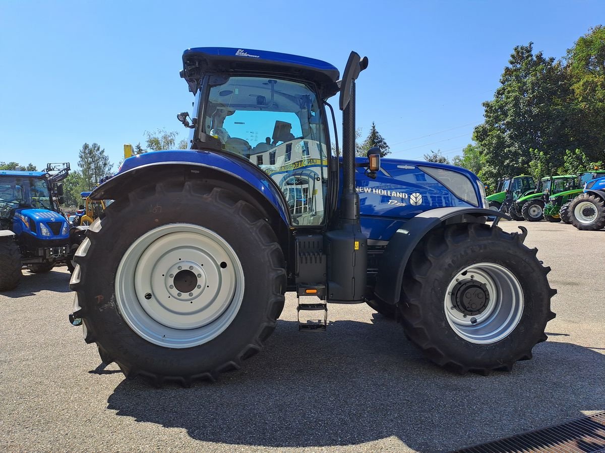 Traktor des Typs New Holland T7.225 Auto Command SideWinder II (Stage V), Neumaschine in Burgkirchen (Bild 9)