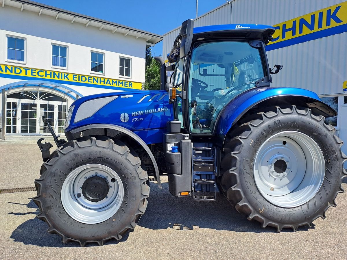 Traktor tipa New Holland T7.225 Auto Command SideWinder II (Stage V), Neumaschine u Burgkirchen (Slika 2)