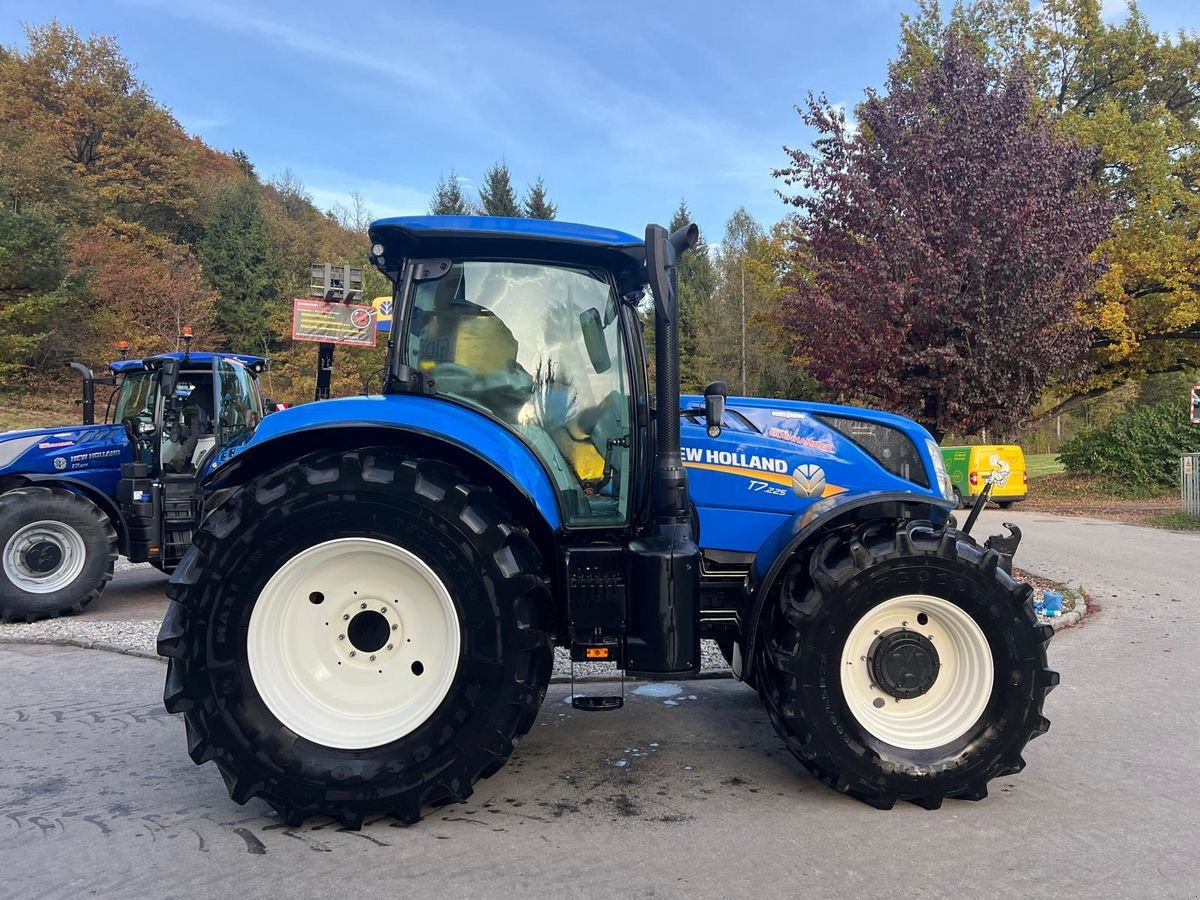 Traktor van het type New Holland T7.225 Auto Command SideWinder II (Stage V), Gebrauchtmaschine in Burgkirchen (Foto 9)