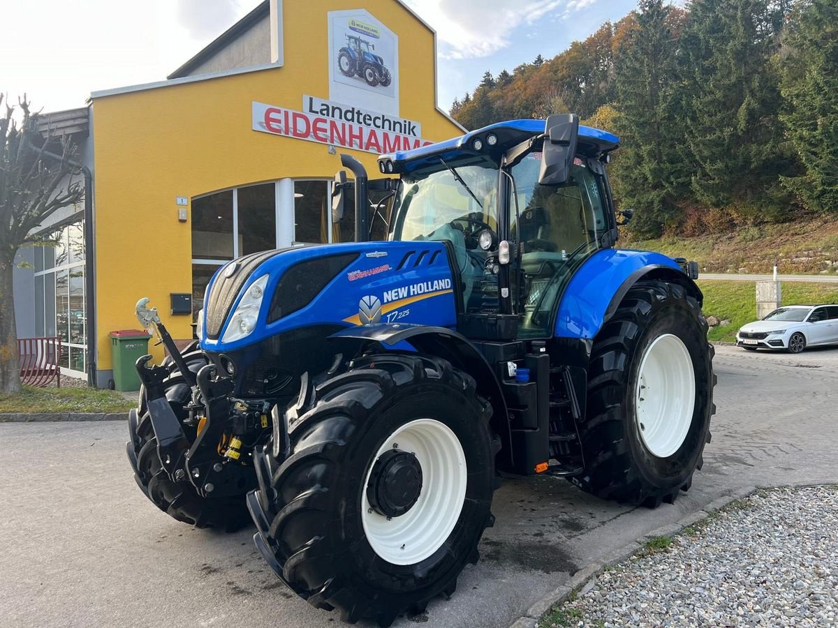 Traktor van het type New Holland T7.225 Auto Command SideWinder II (Stage V), Gebrauchtmaschine in Burgkirchen (Foto 1)