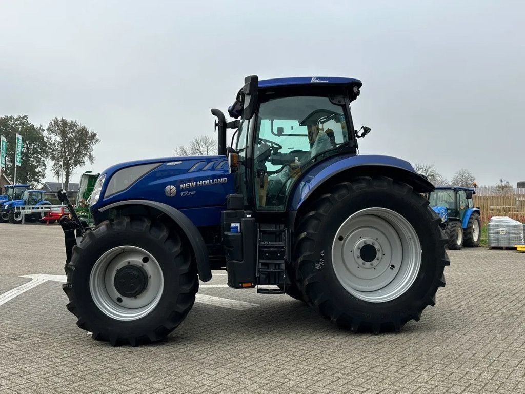 Traktor van het type New Holland T7.225 Auto command, Gebrauchtmaschine in BENNEKOM (Foto 4)