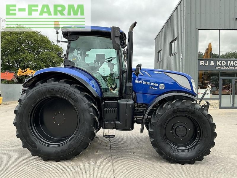 Traktor of the type New Holland t7.225 blue power tractor (st20245), Gebrauchtmaschine in SHAFTESBURY (Picture 1)