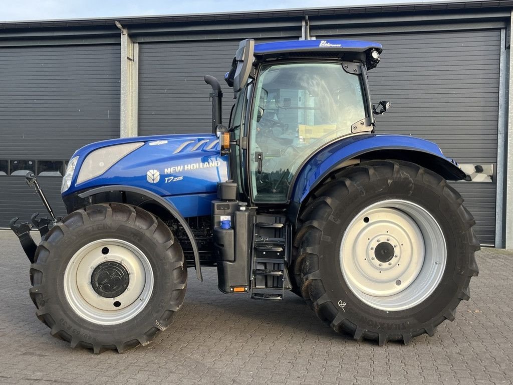 Traktor of the type New Holland T7.225, Gebrauchtmaschine in Hapert (Picture 2)