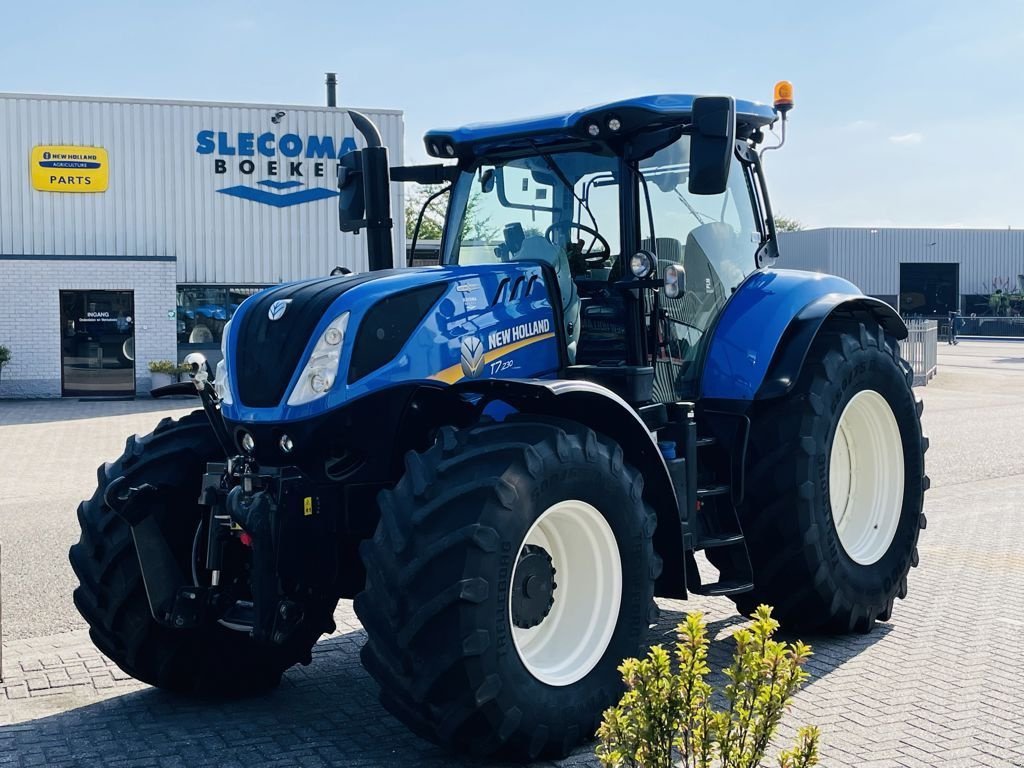 Traktor des Typs New Holland T7.230 AC Stage V Fronthef + PTO, Gebrauchtmaschine in BOEKEL (Bild 1)