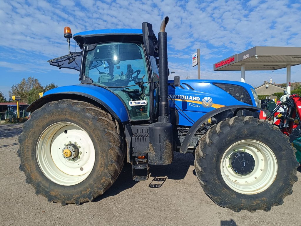 Traktor du type New Holland T7.230 SW N°16, Gebrauchtmaschine en LIMEY-REMENAUVILLE (Photo 3)