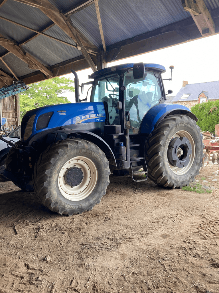 Traktor du type New Holland T7.235 AUTO COMMAND, Gebrauchtmaschine en TREMEUR (Photo 2)