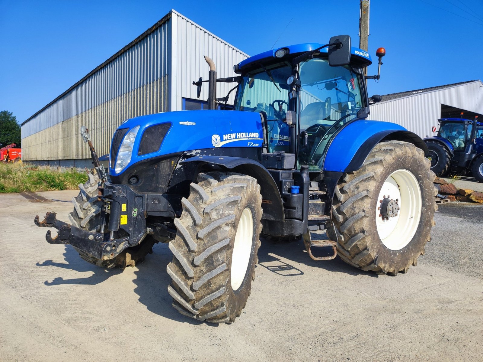 Traktor of the type New Holland T7.235ACSWII, Gebrauchtmaschine in Montenay (Picture 1)