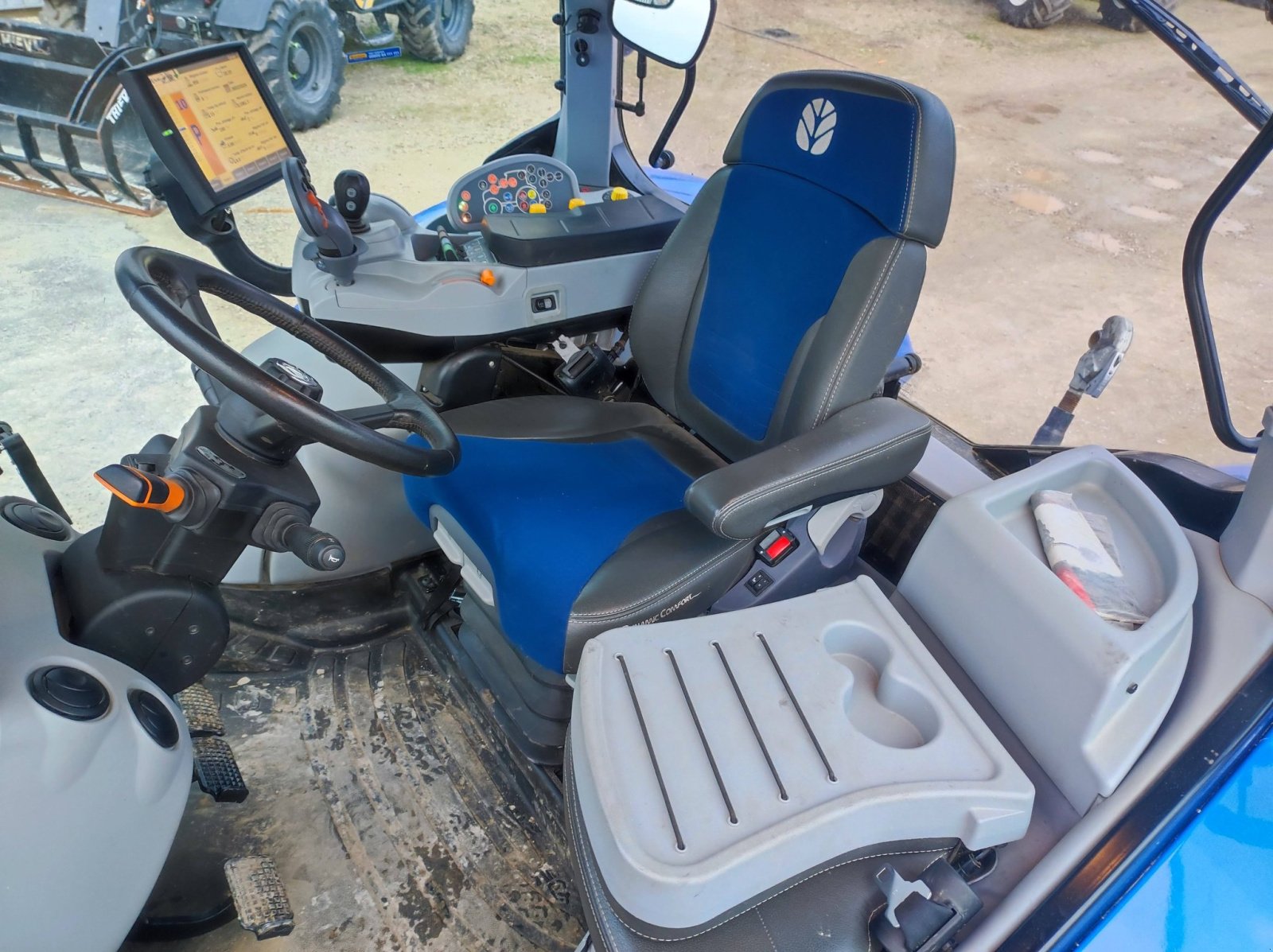 Traktor Türe ait New Holland T7.245PCSWII, Gebrauchtmaschine içinde Le Horps (resim 4)