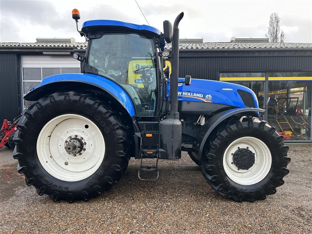 Traktor of the type New Holland T7.250 AUTO COMMAND Affjedret foraksel + front PTO, Gebrauchtmaschine in Give (Picture 8)