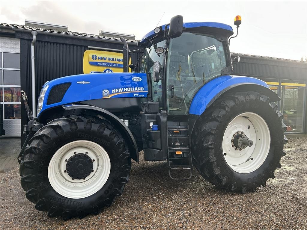 Traktor of the type New Holland T7.250 AUTO COMMAND Affjedret foraksel + front PTO, Gebrauchtmaschine in Give (Picture 2)