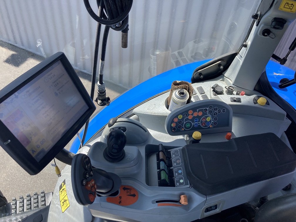 Traktor du type New Holland T7.270 AUTO COMMAND, Gebrauchtmaschine en TREMEUR (Photo 2)