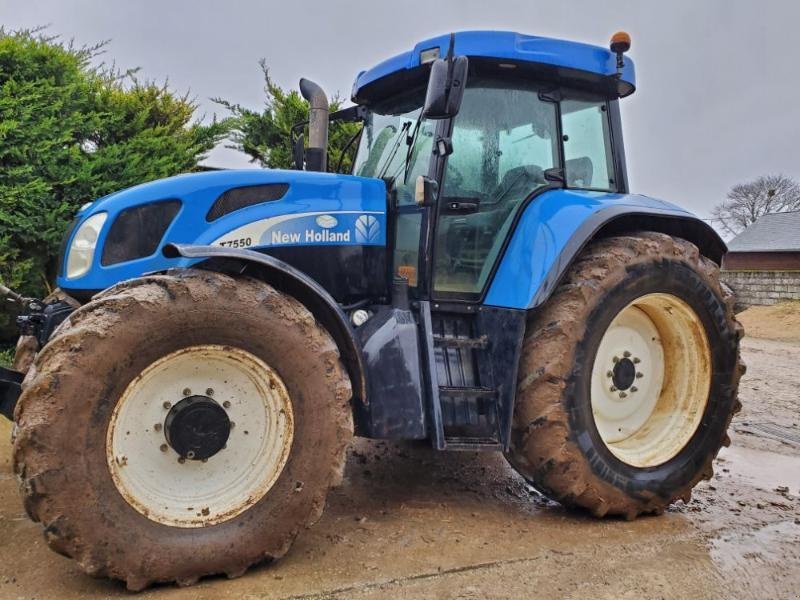 Traktor des Typs New Holland T7550, Gebrauchtmaschine in BRAY en Val (Bild 3)