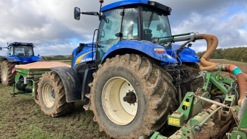 Traktor of the type New Holland T8030, Gebrauchtmaschine in Channes (Picture 3)