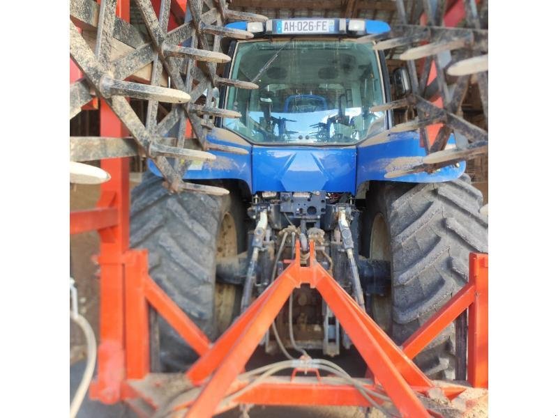 Traktor des Typs New Holland T8040, Gebrauchtmaschine in CHAUMONT (Bild 3)