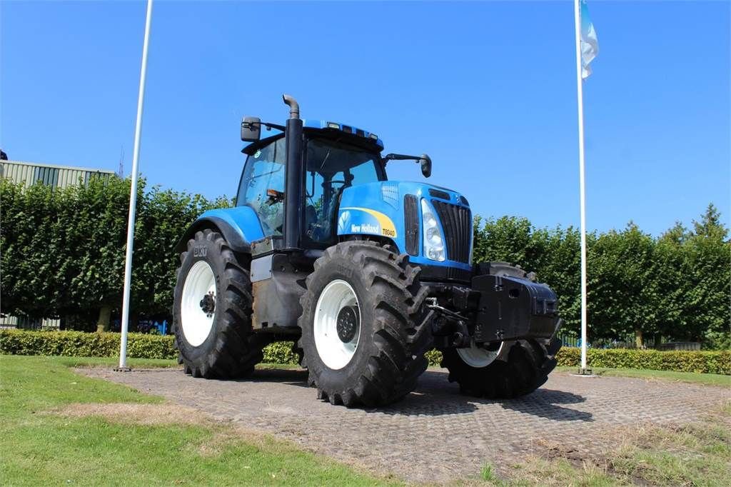 Traktor of the type New Holland T8040, Gebrauchtmaschine in Bant (Picture 1)