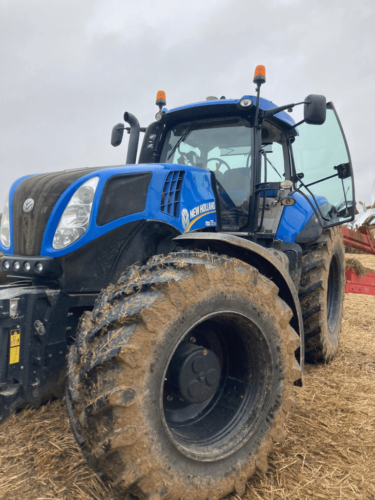 Traktor del tipo New Holland T8.330 ULTRA COMMAND SWII, Gebrauchtmaschine In CINTHEAUX (Immagine 1)