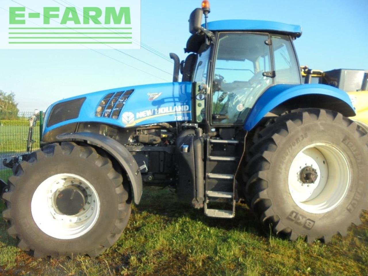 Traktor типа New Holland t8.330, Gebrauchtmaschine в Authon (Фотография 1)