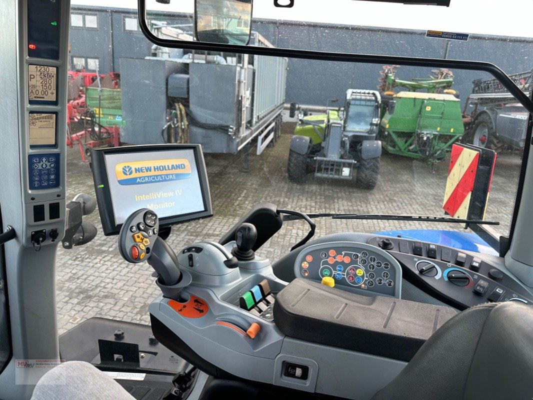 Traktor of the type New Holland T8.390 AutoCommand, Neumaschine in Neubrandenburg (Picture 17)