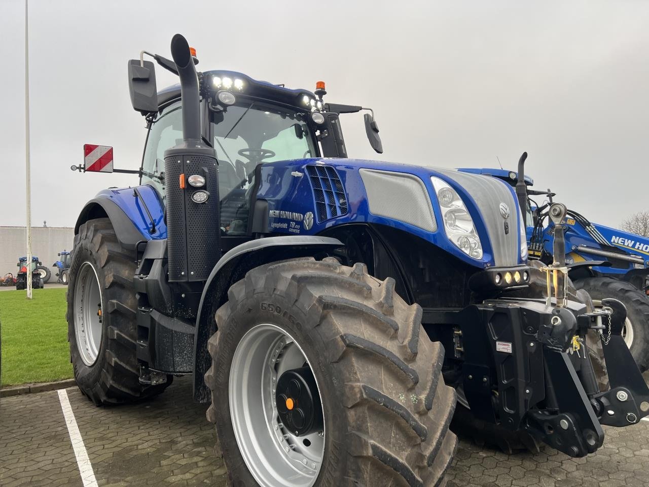 Traktor of the type New Holland T8.410 AC STAGE V, Gebrauchtmaschine in Hadsten (Picture 2)