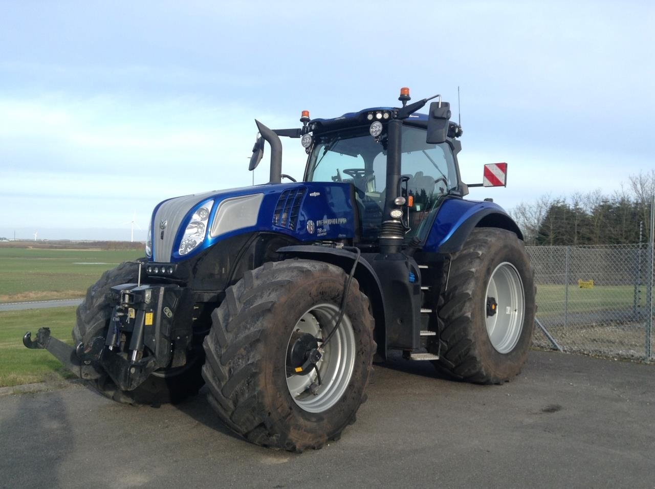 Traktor of the type New Holland T8.435 PLMI NYE DÆK, Gebrauchtmaschine in Farsø (Picture 1)