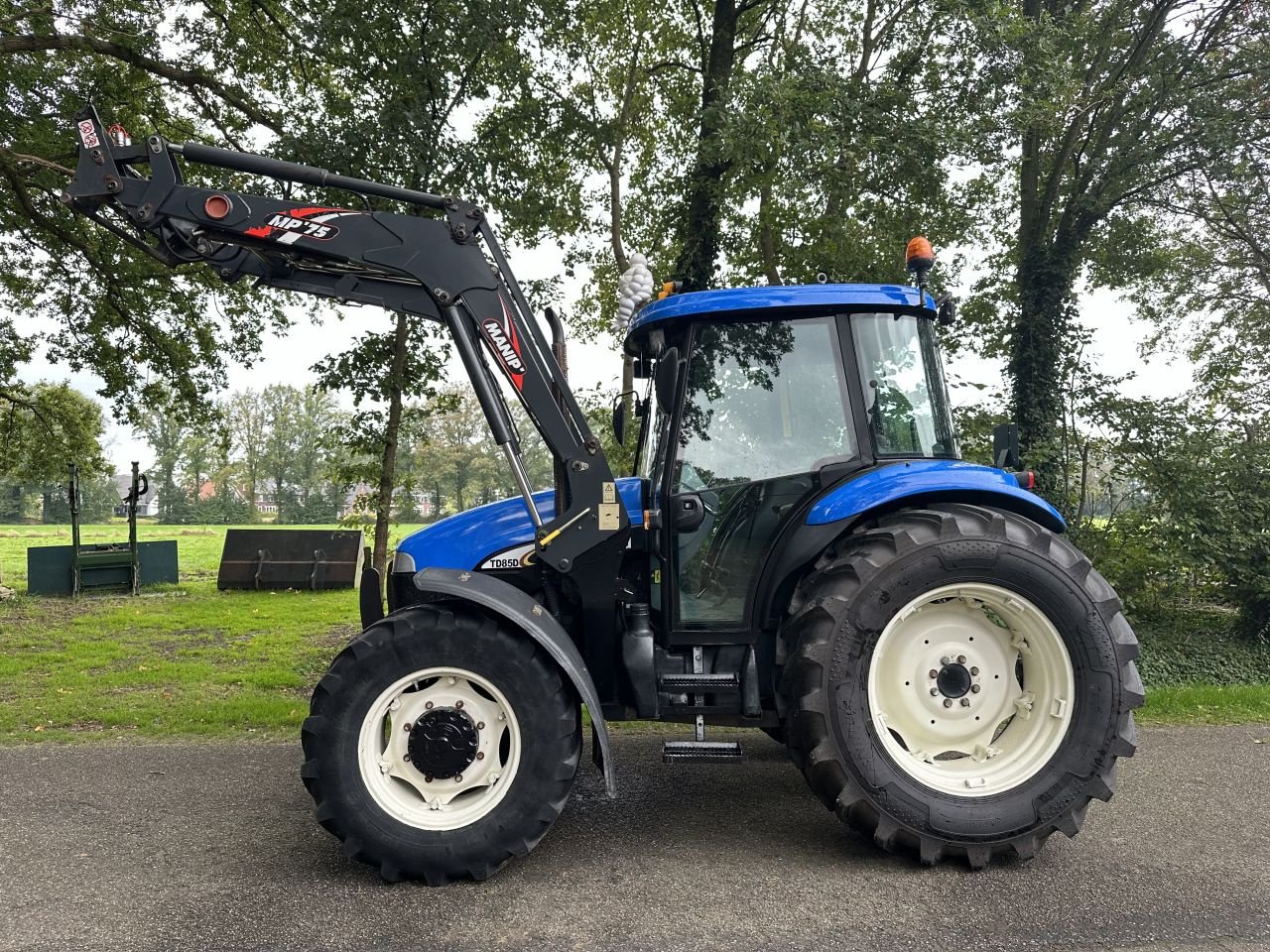 Traktor des Typs New Holland TD85D, Gebrauchtmaschine in Rossum (Bild 3)