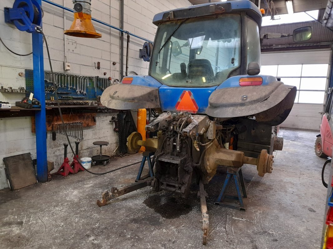 Traktor Türe ait New Holland TG285, Gebrauchtmaschine içinde Viborg (resim 4)