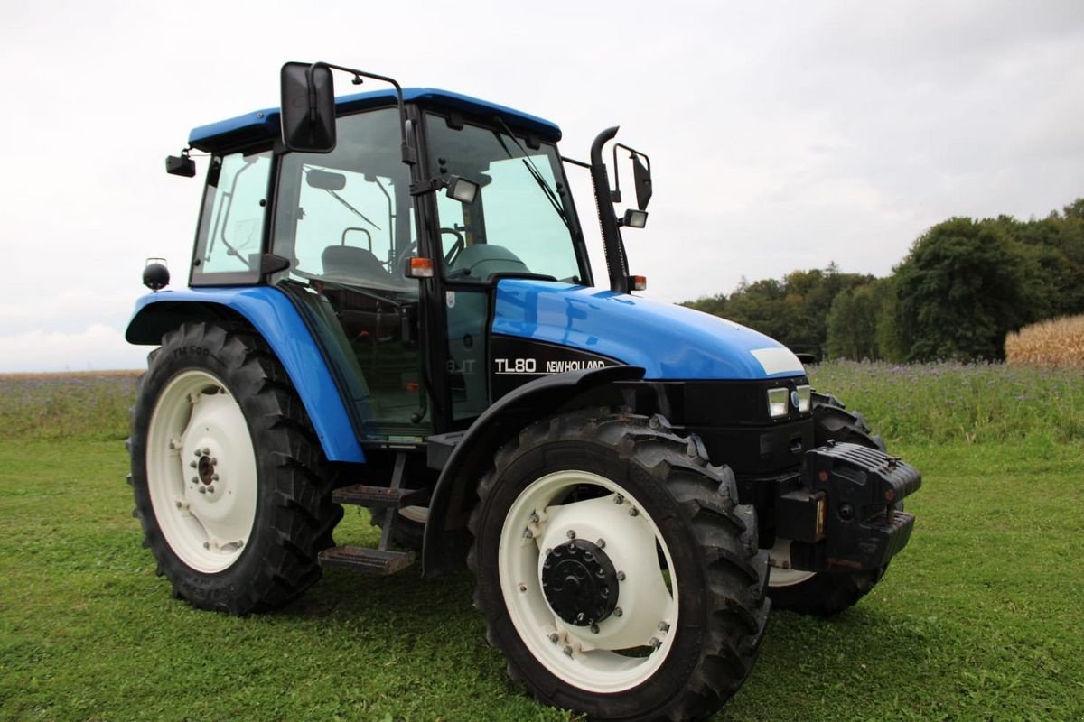 Traktor des Typs New Holland TL80 (2WD), Gebrauchtmaschine in Burgkirchen (Bild 2)