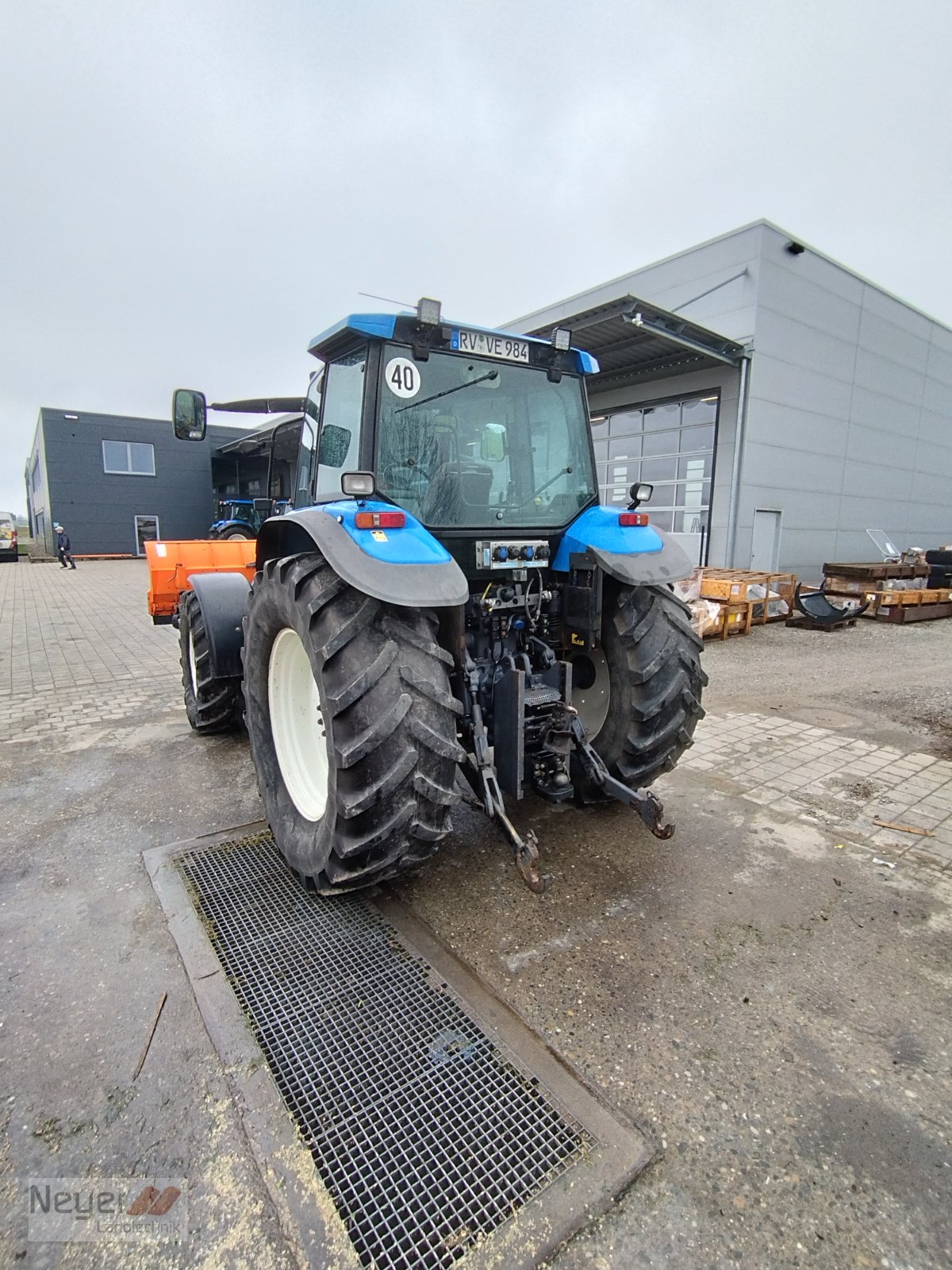 Traktor van het type New Holland TM 125, Gebrauchtmaschine in Bad Waldsee Mennisweiler (Foto 8)