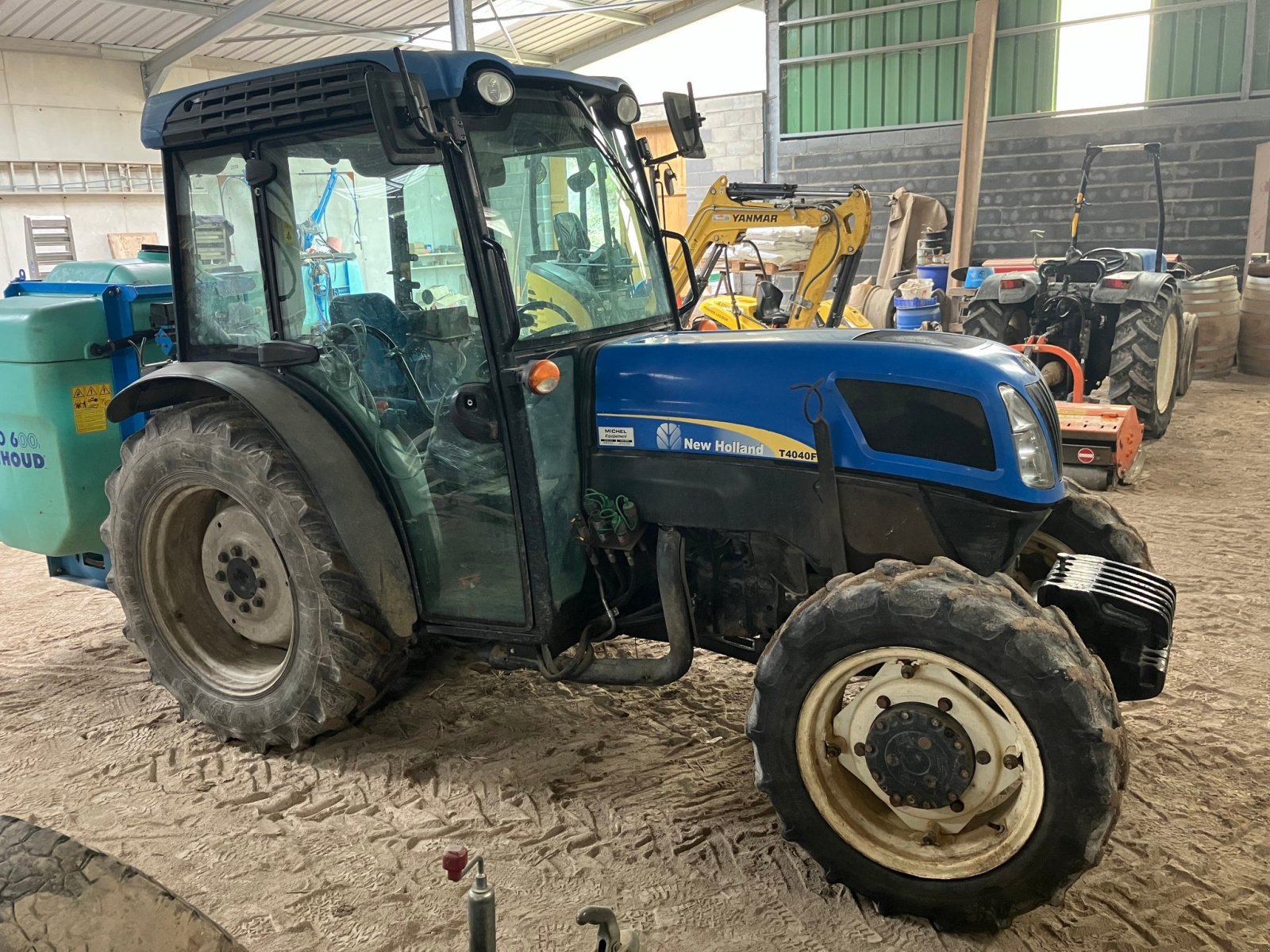 Traktor of the type New Holland Tracteur agricole T4000F New Holland, Gebrauchtmaschine in ROYNAC (Picture 4)