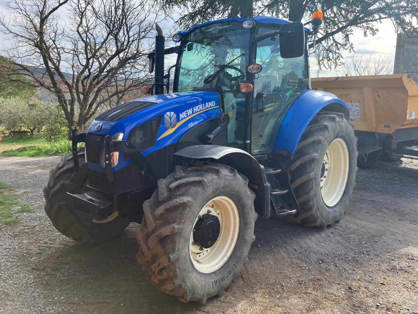 Traktor του τύπου New Holland Tracteur agricole T5 New Holland, Gebrauchtmaschine σε ROYNAC (Φωτογραφία 1)