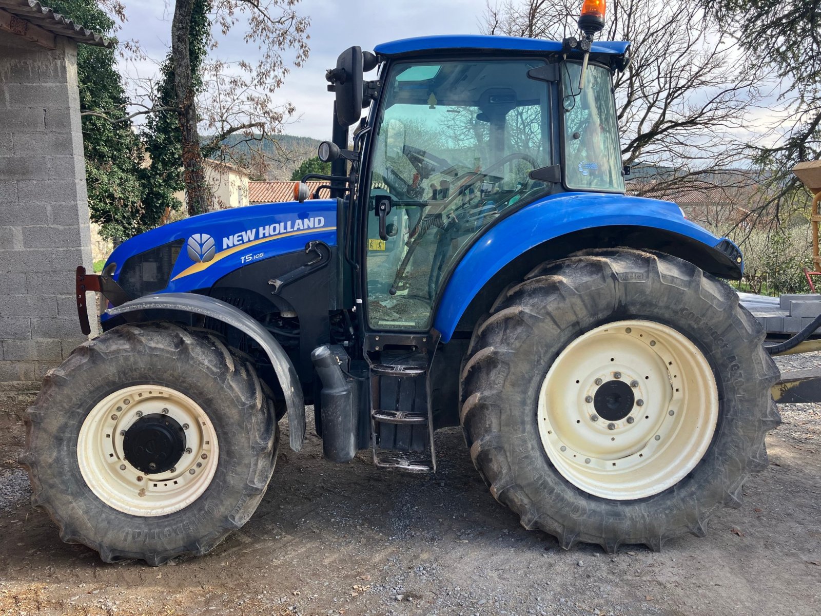 Traktor of the type New Holland Tracteur agricole T5.105 DUAL COMMAND New Holland, Gebrauchtmaschine in ROYNAC (Picture 4)