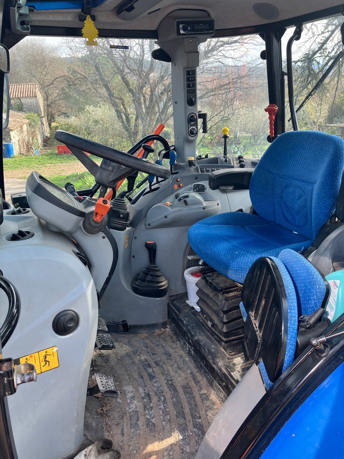 Traktor of the type New Holland Tracteur agricole T5.105 DUAL COMMAND New Holland, Gebrauchtmaschine in ROYNAC (Picture 8)