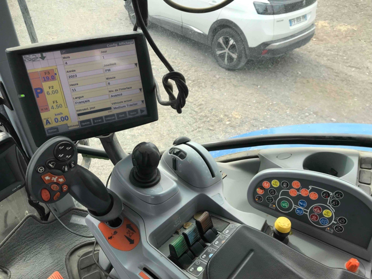 Traktor tip New Holland Tracteur agricole T6.145 AUTO COMMAND New Holland, Gebrauchtmaschine in ROYNAC (Poză 9)