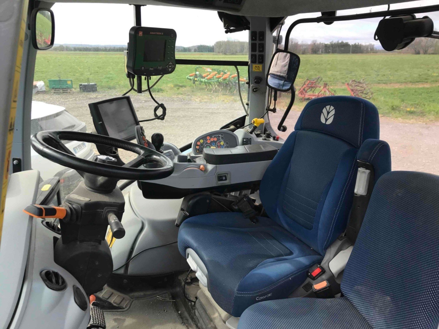 Traktor of the type New Holland Tracteur agricole T6.145 AUTO COMMAND New Holland, Gebrauchtmaschine in ROYNAC (Picture 7)