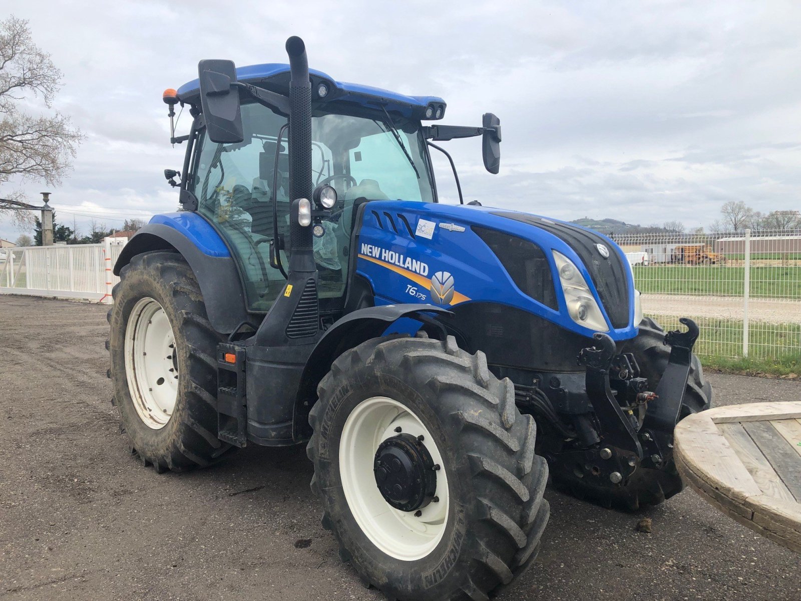 Traktor du type New Holland Tracteur agricole T6.175 AUTO COMMAND New Holland, Gebrauchtmaschine en ROYNAC (Photo 1)