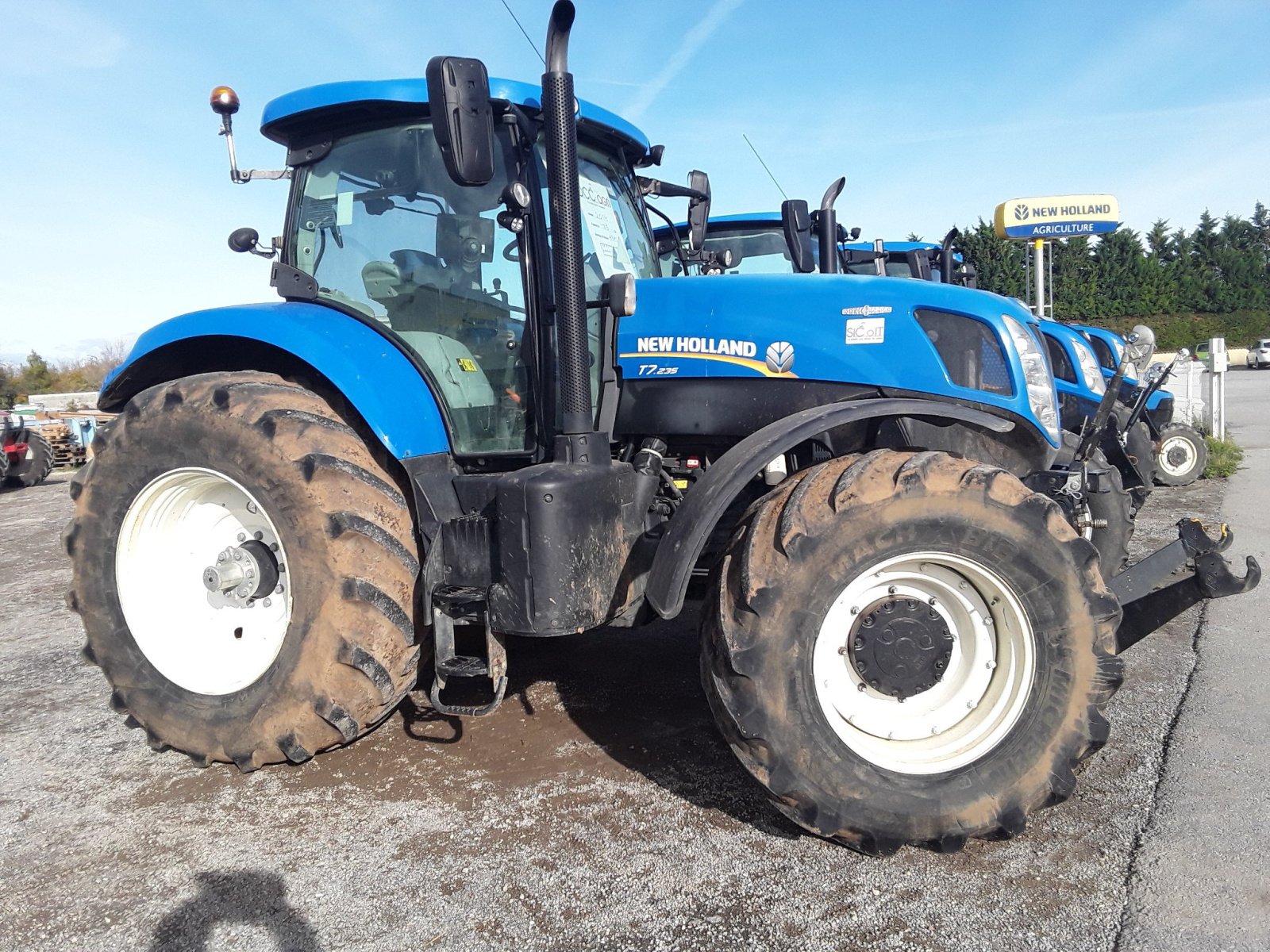 Traktor del tipo New Holland Tracteur agricole T7.235 AUTO COMMAND New Holland, Gebrauchtmaschine en ROYNAC (Imagen 1)