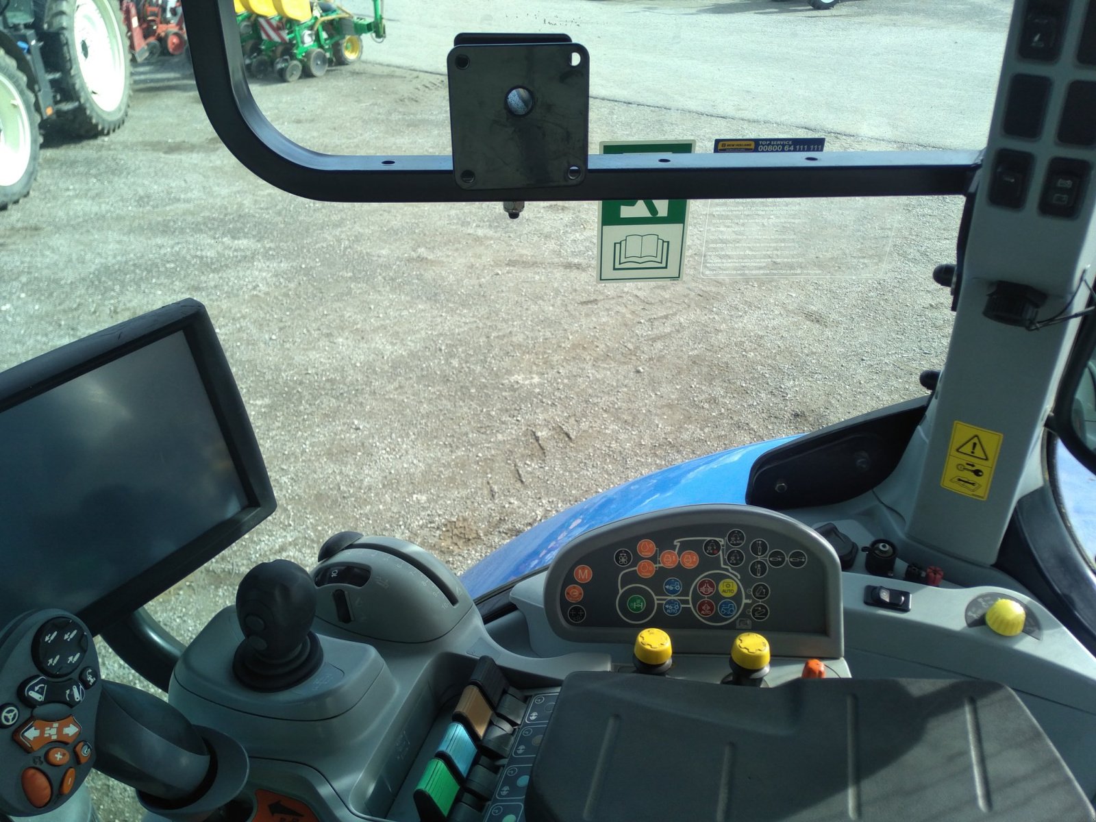 Traktor του τύπου New Holland Tracteur agricole T7.235 AUTO COMMAND New Holland, Gebrauchtmaschine σε ROYNAC (Φωτογραφία 8)