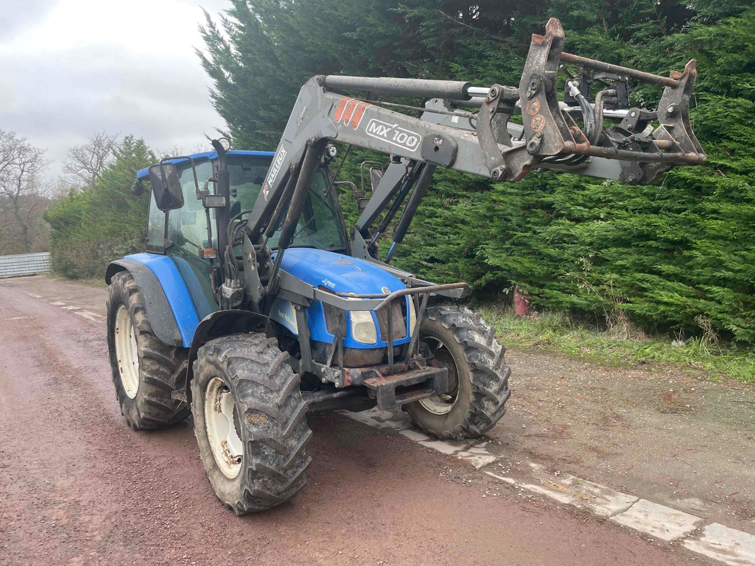 Traktor des Typs New Holland Tracteur agricole TL90A 4 RM New Holland, Gebrauchtmaschine in SAINT CLAIR SUR ELLE (Bild 2)