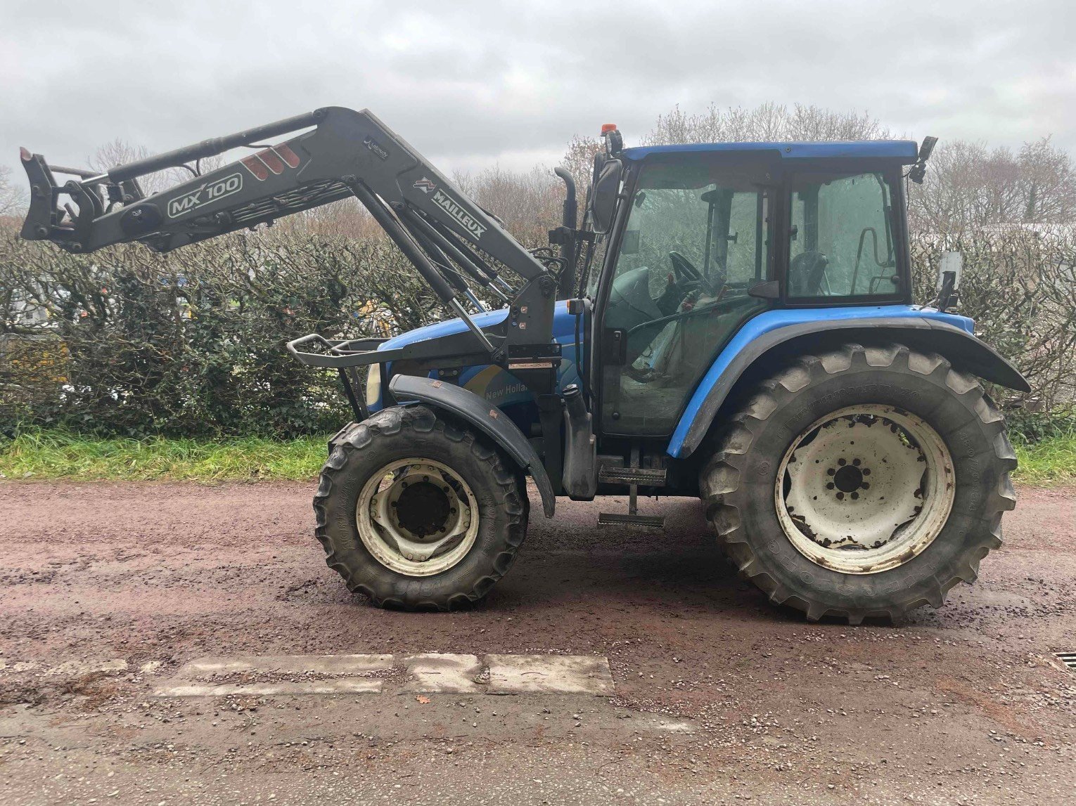 Traktor des Typs New Holland Tracteur agricole TL90A 4 RM New Holland, Gebrauchtmaschine in SAINT CLAIR SUR ELLE (Bild 3)