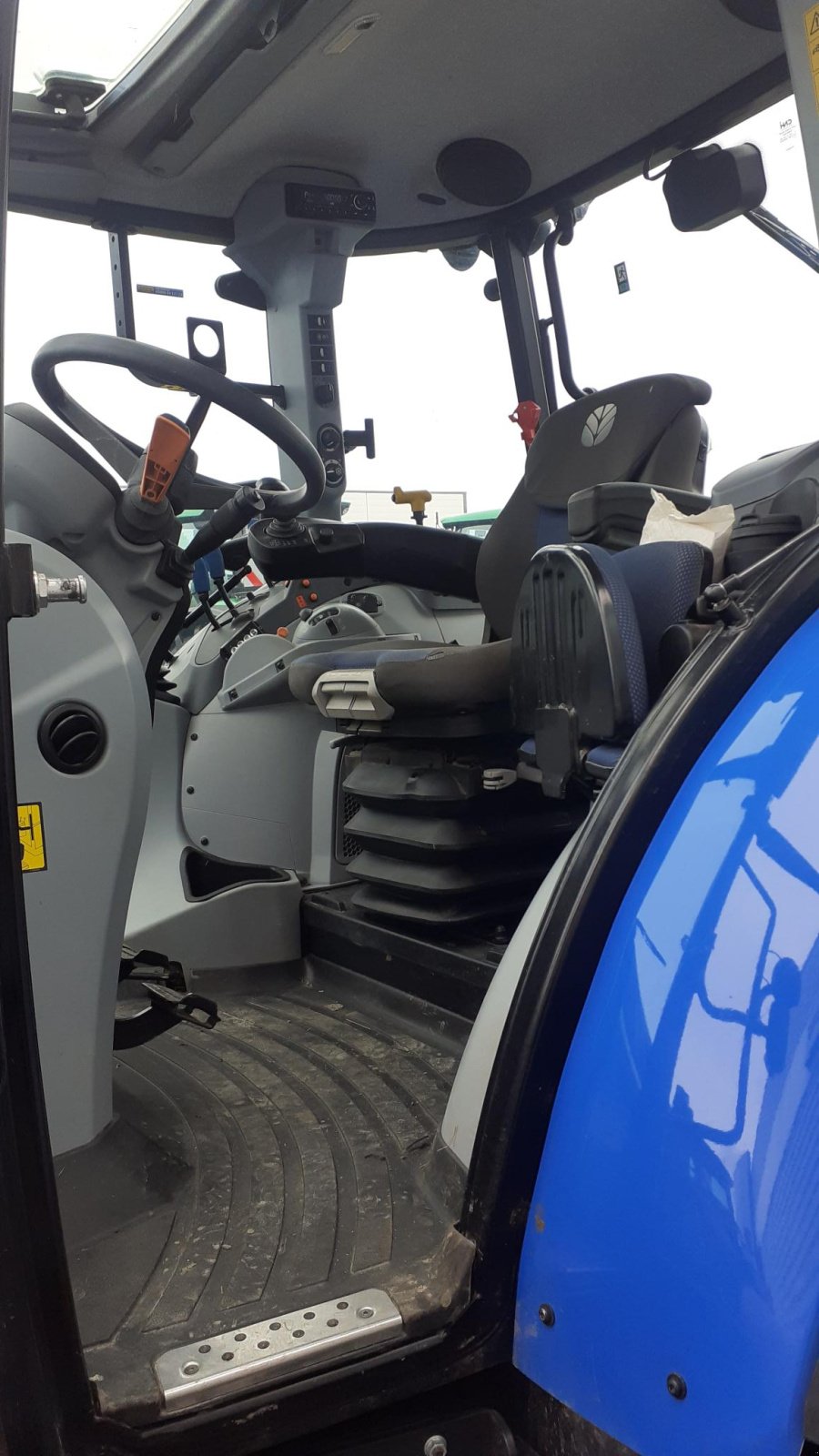 Traktor типа New Holland TRACTEUR OCC, Gebrauchtmaschine в Les Touches (Фотография 5)