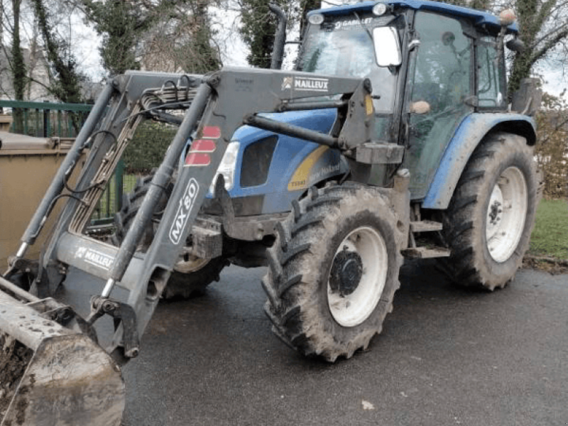 Traktor van het type New Holland TRACTEUR T5040 N-H, Gebrauchtmaschine in PONTIVY (Foto 1)