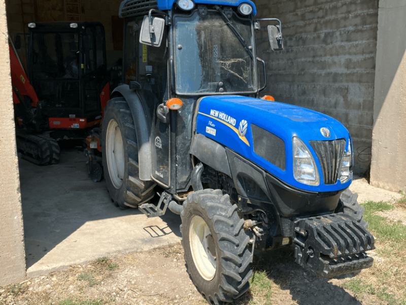 Traktor от тип New Holland TRACTEUR, Gebrauchtmaschine в SAINT ANDIOL (Снимка 1)