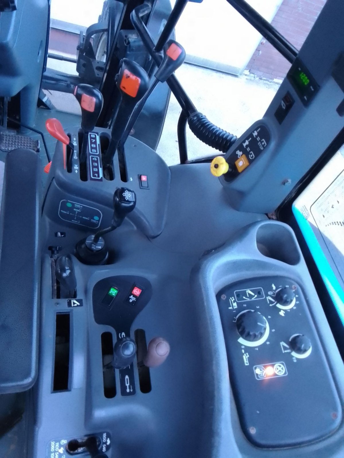 Traktor des Typs New Holland TS 90, Gebrauchtmaschine in Dongen (Bild 11)